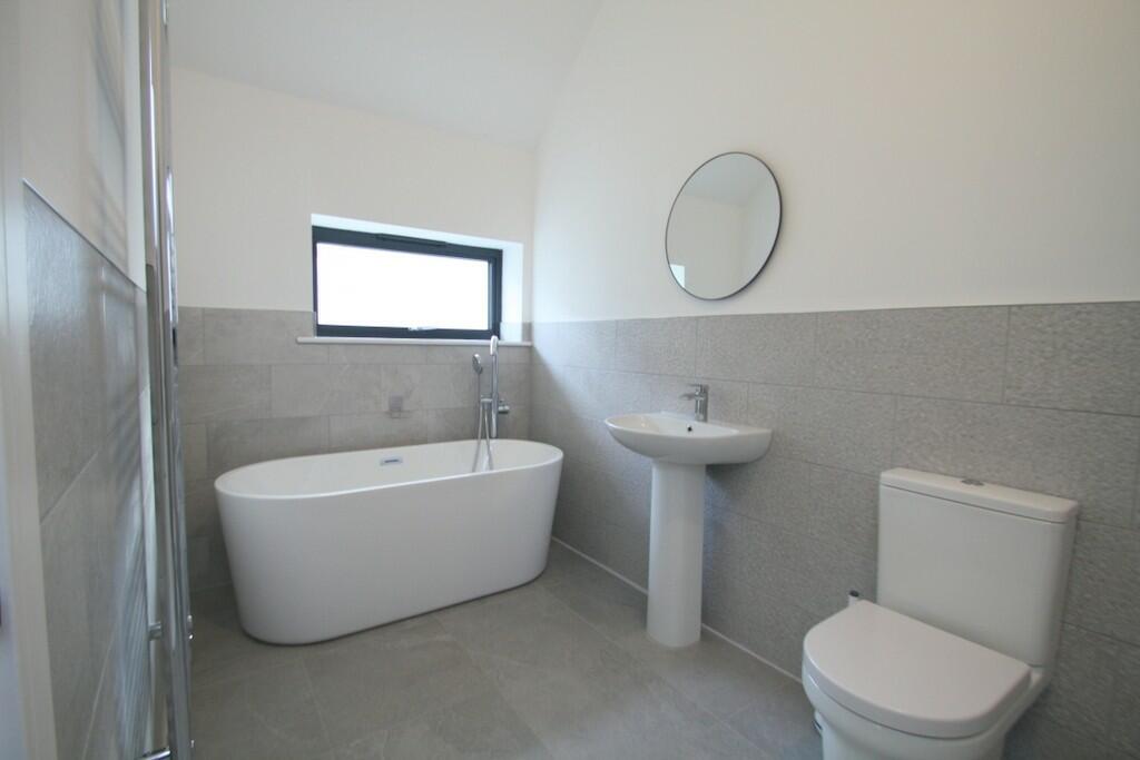 Ensuite to Bed 2