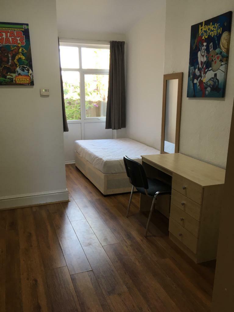 9) 25 Ash Grove Flat A Bedroom 31.07.2020.jpg