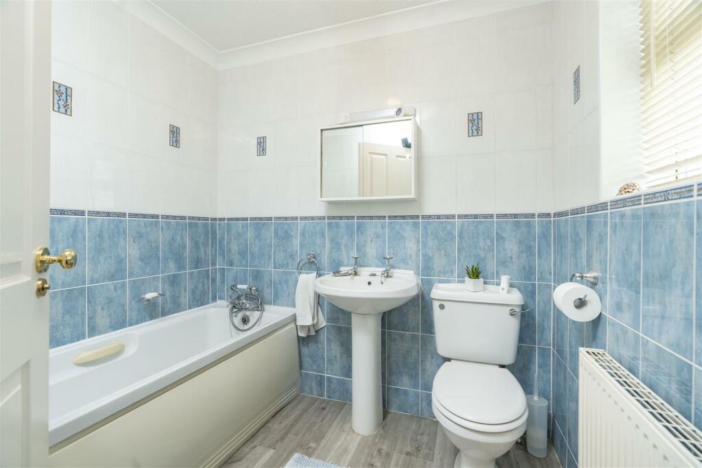 FAMILY BATHROOM :