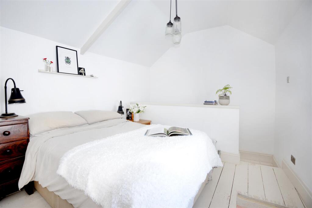 Bedroom 1.jpg