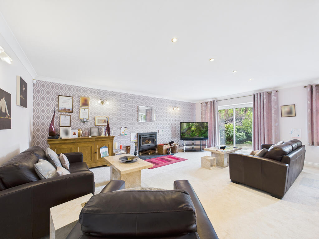 CAM01354G0-PR0589-STILL030