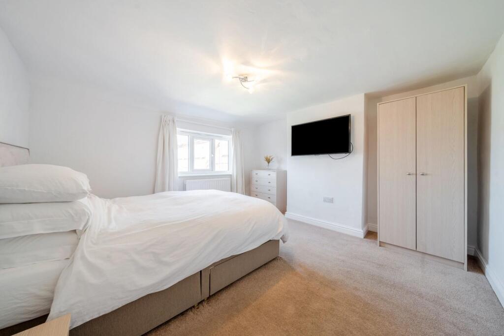 MASTER BEDROOM.JPG