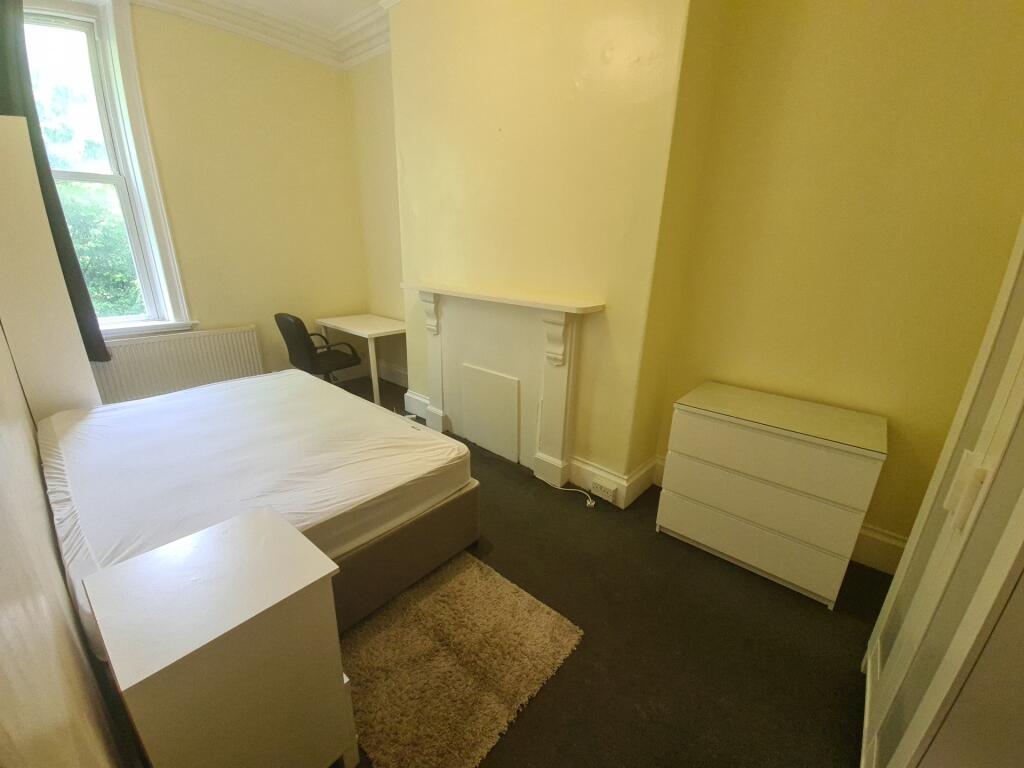 A cozy double bedroom featuring a comfortable b...