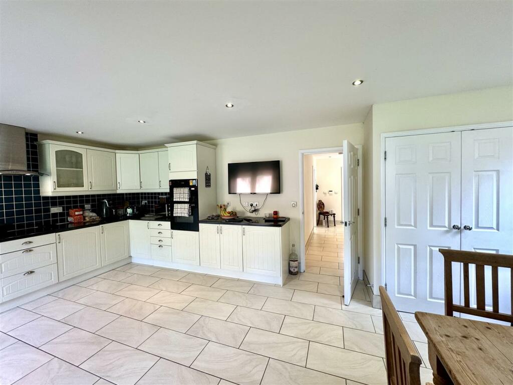 Kitchen 3.jpeg
