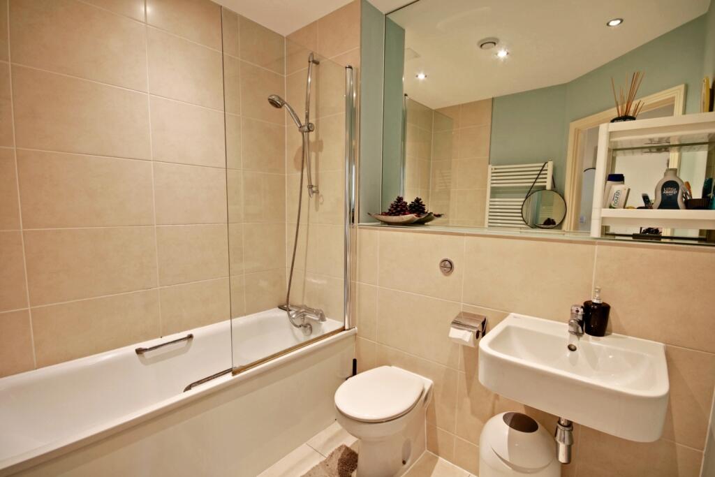 71 Apsley House - Family bathroom