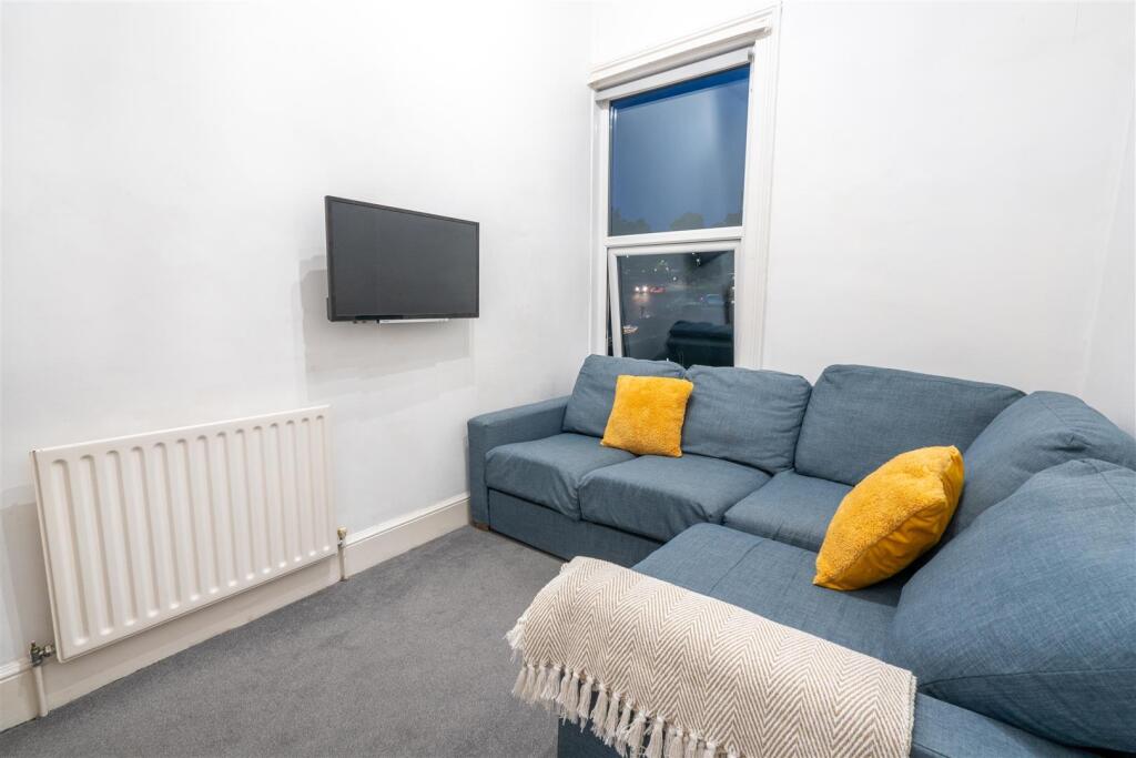 433 Glossop - Sitting room