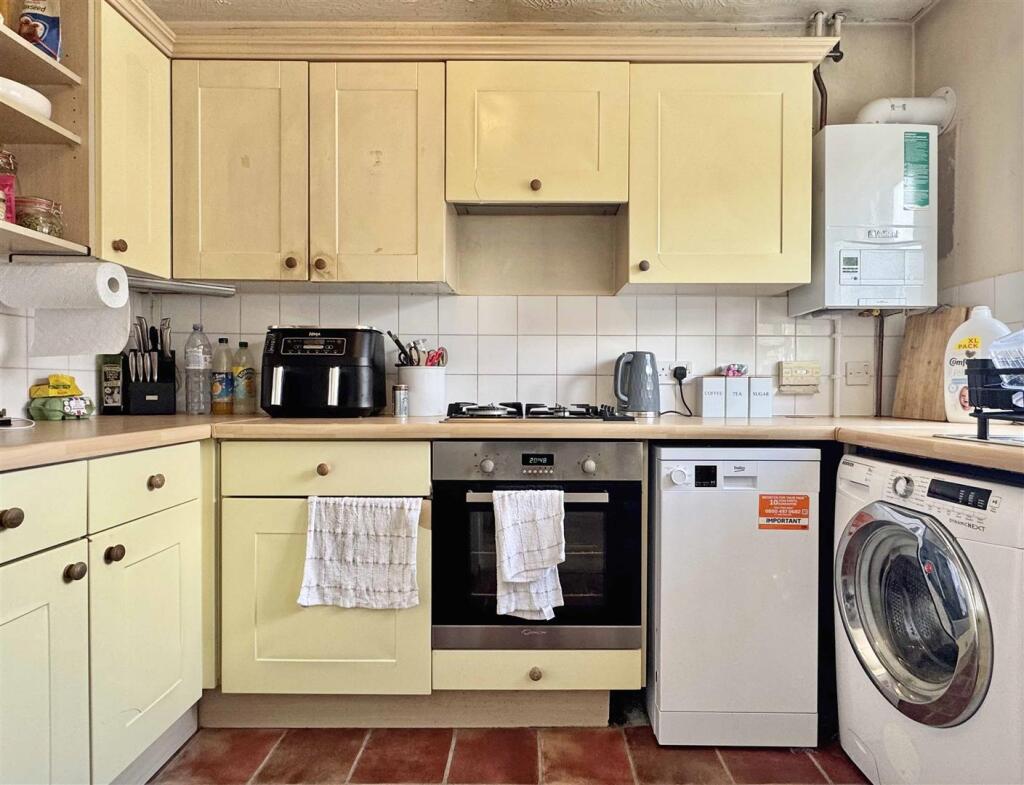 Kitchen b.jpg