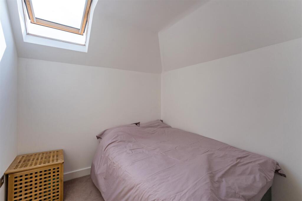 Holmes Grove, Henleaze Bed 3.jpg