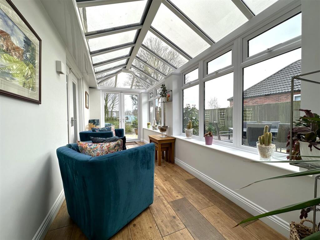 Delightful Garden Room 843
