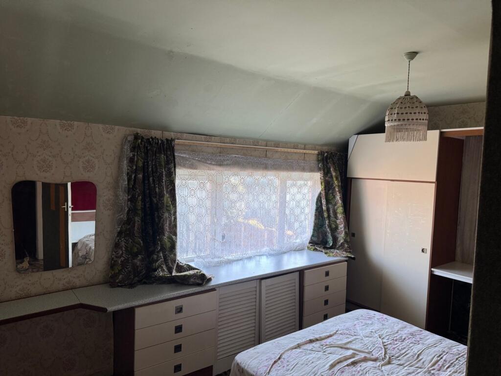 Bedroom (rear)