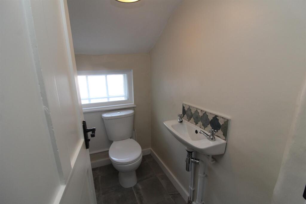 Middle floor Cloakroom.JPG