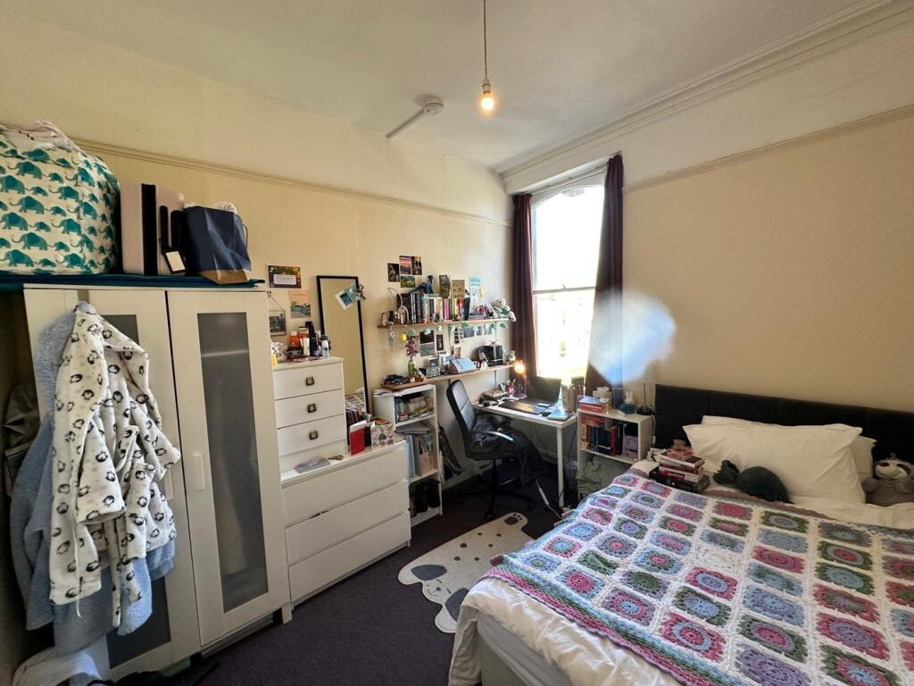 A cozy double bedroom featuring a comfortable b...