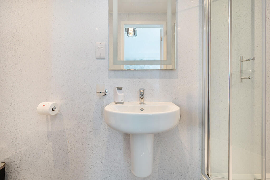 En suite shower r...