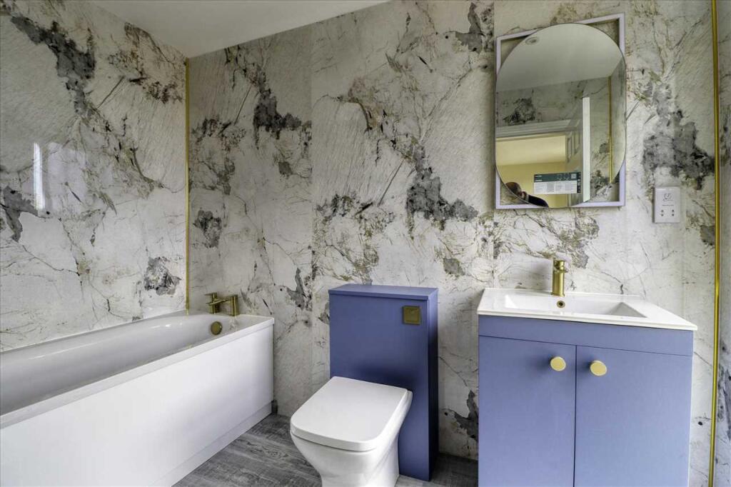 EN SUITE BATHROOM