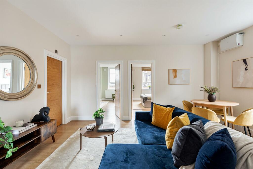 Eastwood Close, E18