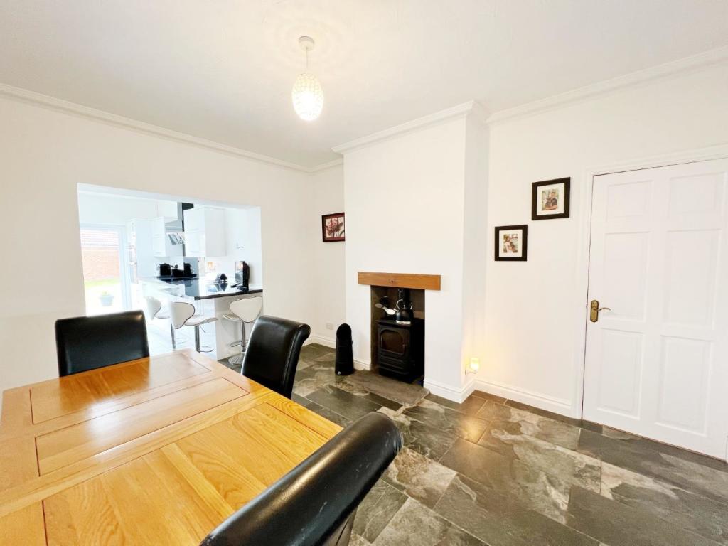 Dining Room pic 2.jpg
