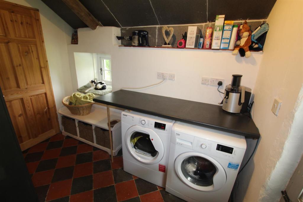 SIDE UTILITY ROOM