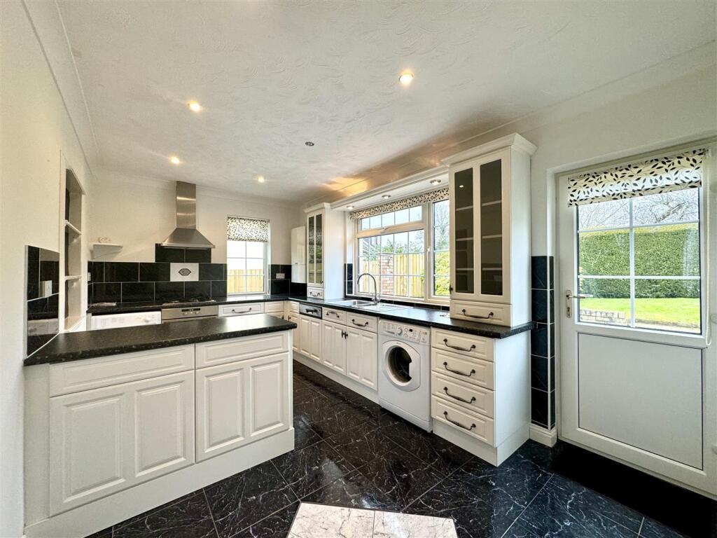 KITCHEN/ BREAKFAST ROOM