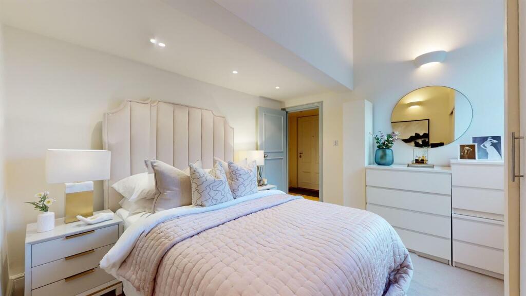 ft5 99 QGlivingbed1.jpg