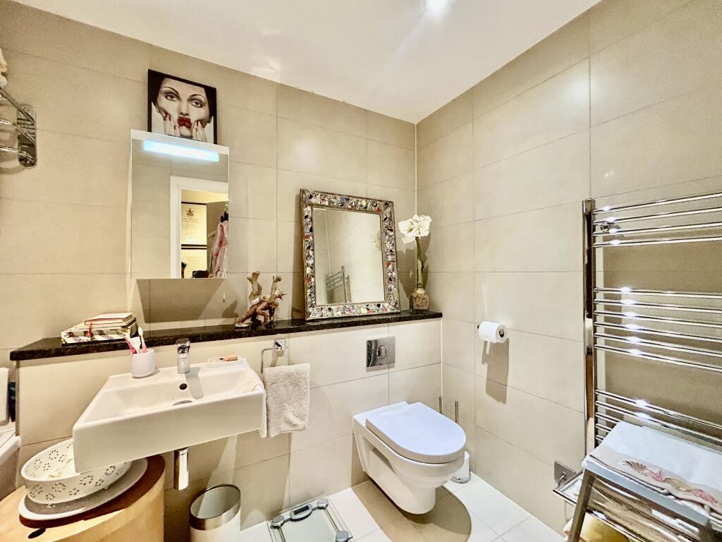 Family Bathroom..JPG