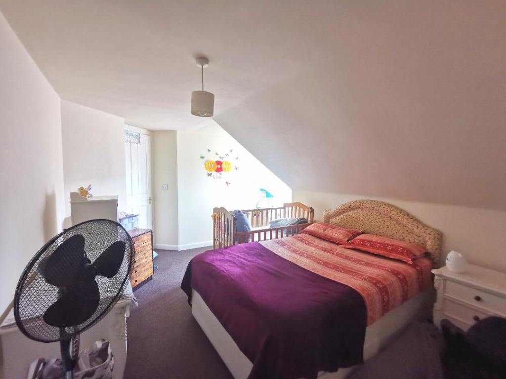 9 m.bedroom.jpg