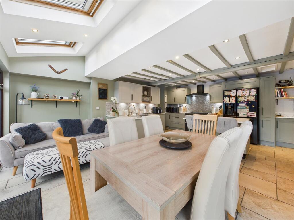 Open plan kitchen/dining