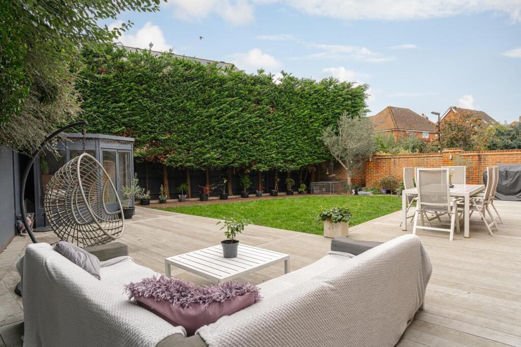 Oakwood Avenue, Epsom