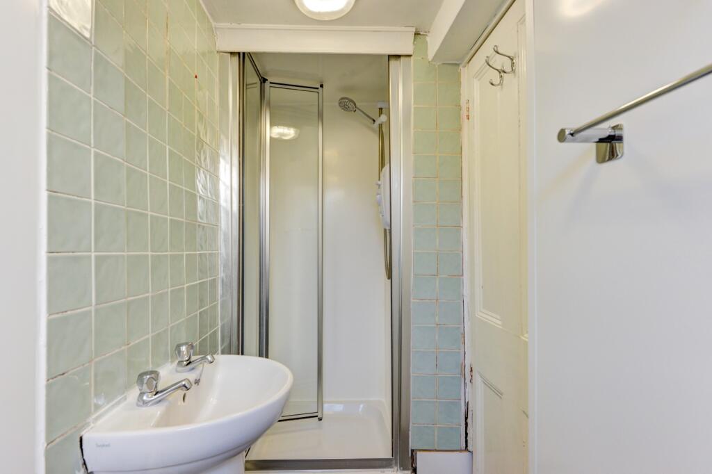 8 DeMontfort Road Bathroom (1)