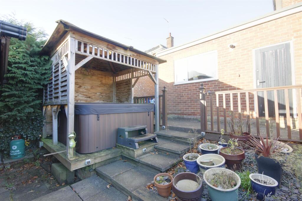 Hot Tub &amp; Pergola