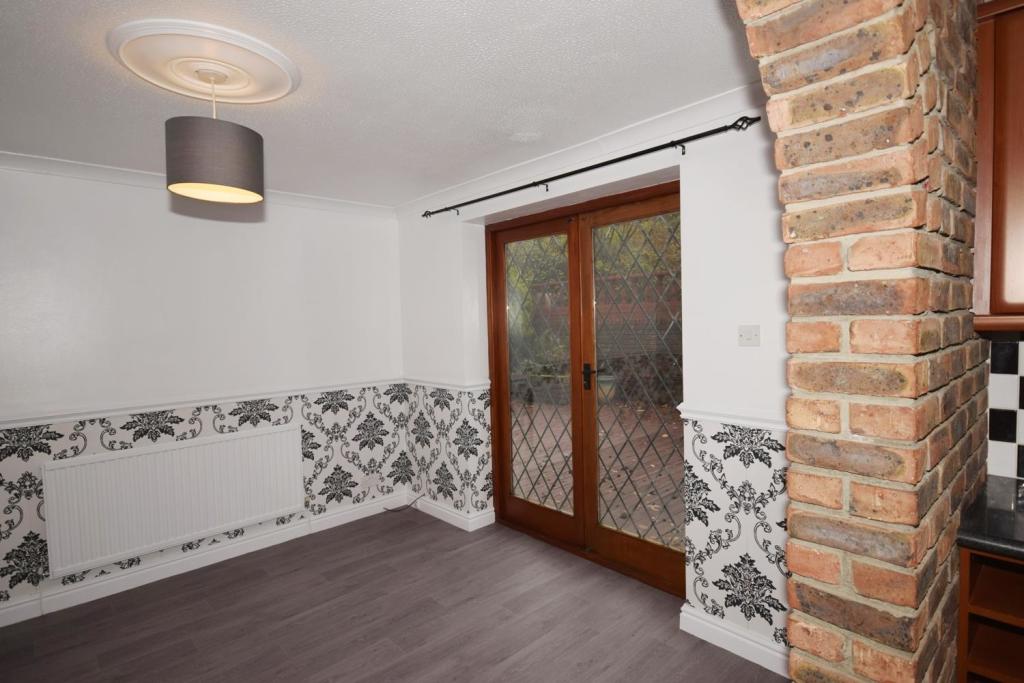 BREAKFAST/DINING ROOM: