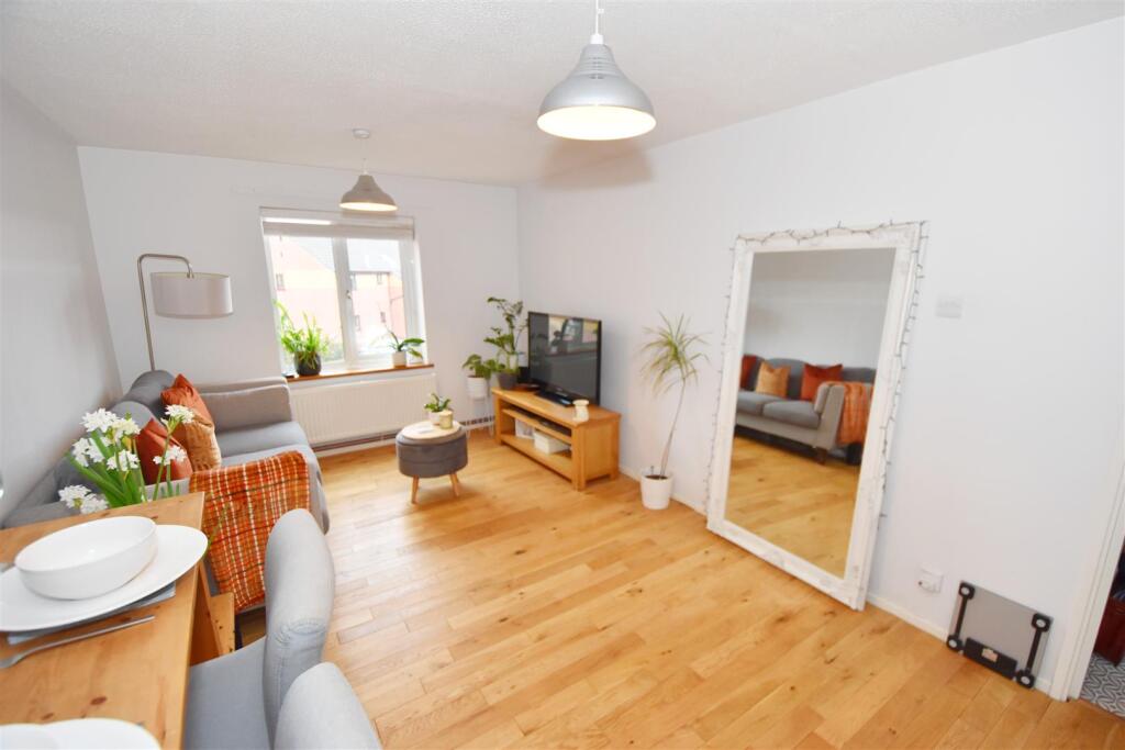 Lounge_Dining room (1).jpg