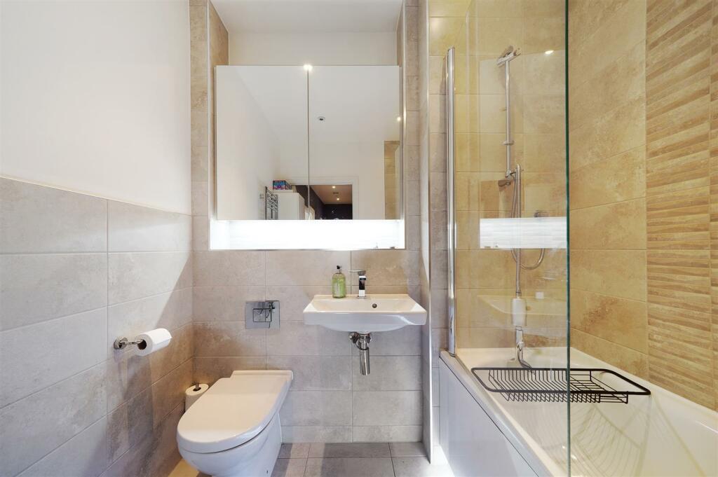 Main Bathroom - Centralis House - Property for Sal