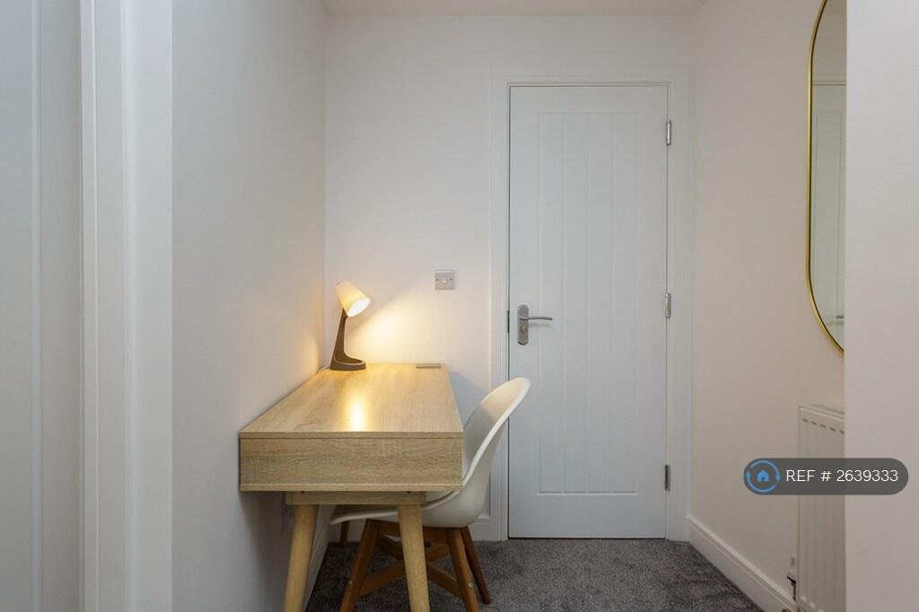 Dedicated Work Space - Bedroom 6