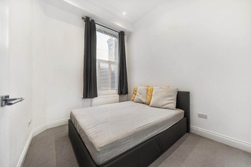 Bedroom One.jpg