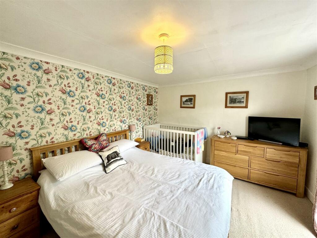 BEDROOM 2