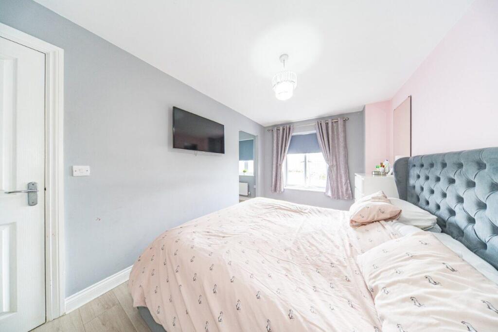 19 Sandfield Crescent bedroom 1 2.jpg