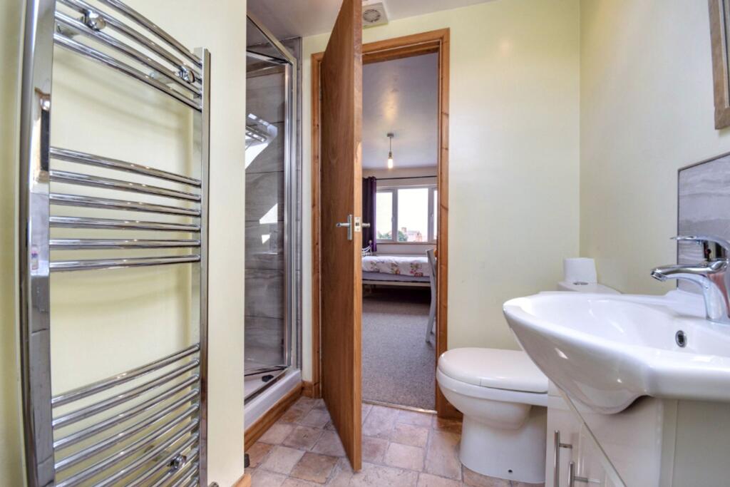 En-suite (to bedroom 1)