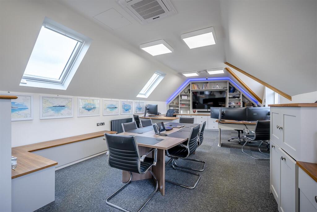 8590588-interior45.jpg
