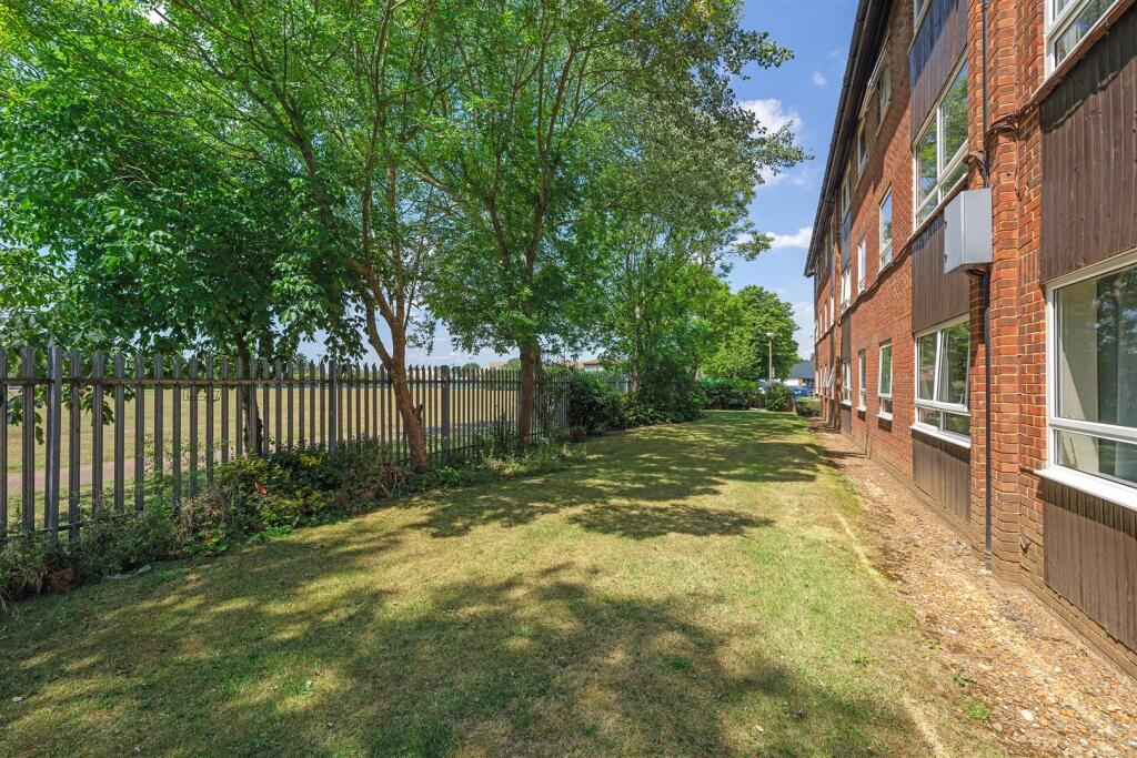 27 Berkeley Court-8.JPG