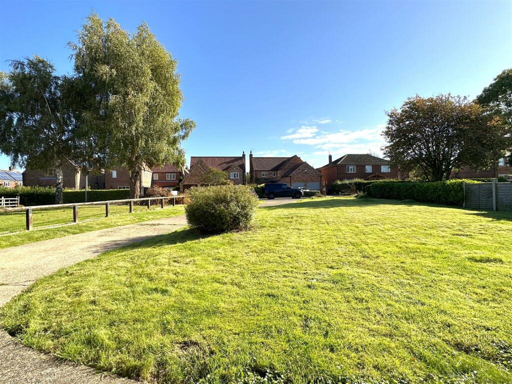 Generous Front Garden/Driveway 406