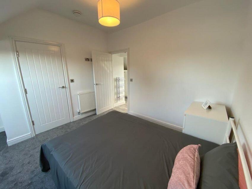 A clean, well-maintained double bedroom featuri...