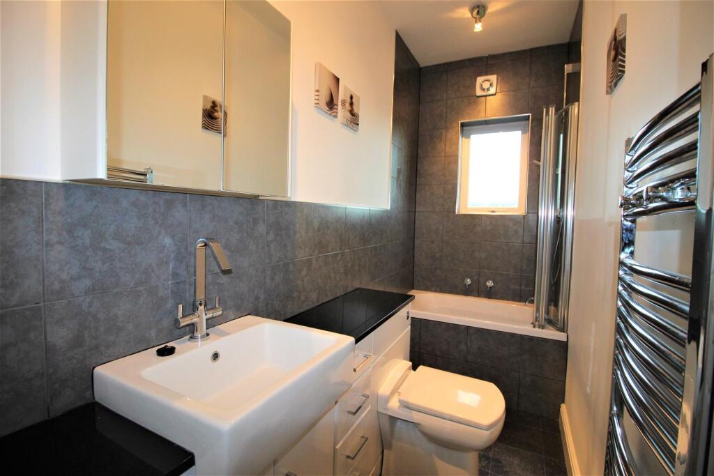 4 - Bathroom.jpg