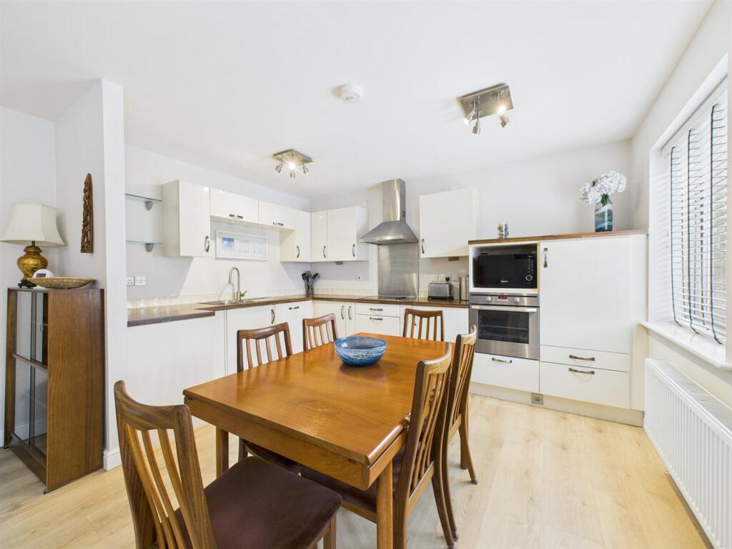Kitchen / Dining Area
