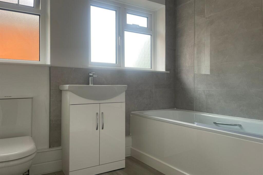 Bathroom (Main)