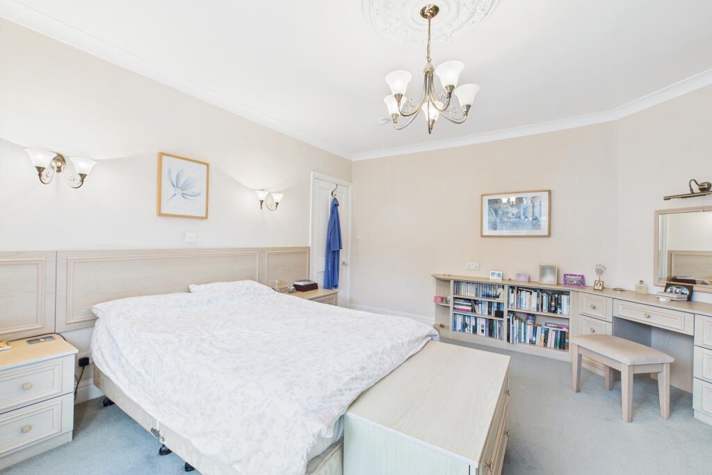 CAM04201G0-PR0075-STILL024