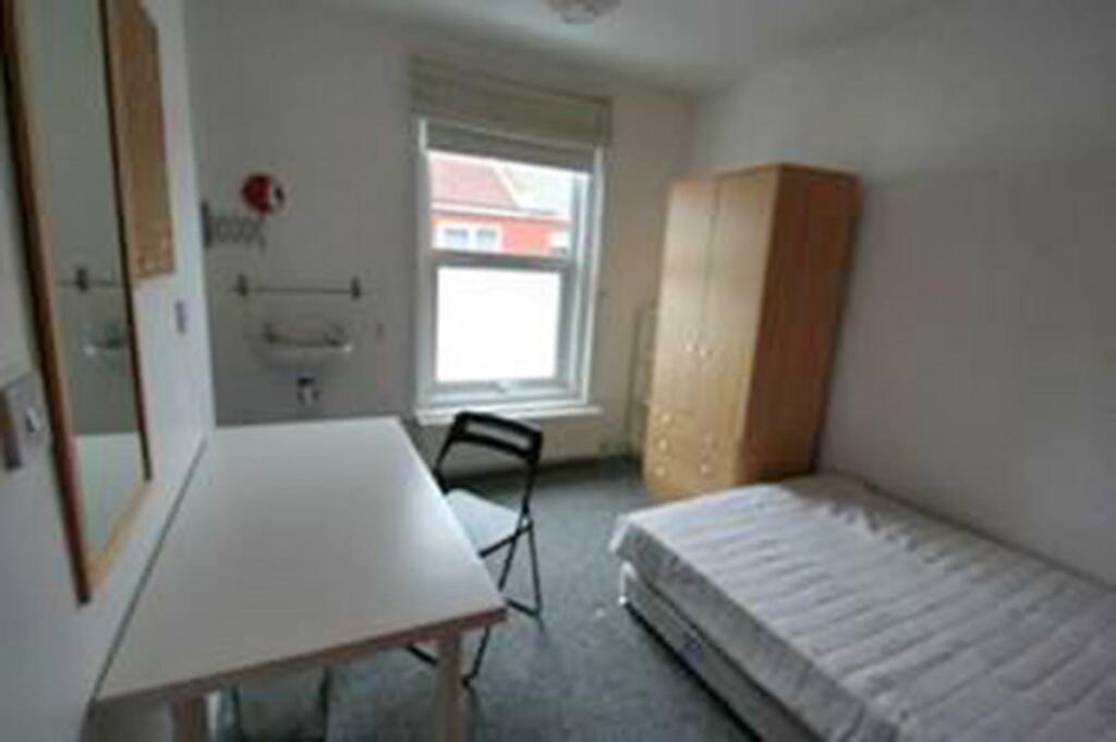 34BR Bed 3 Ensuite.jpg