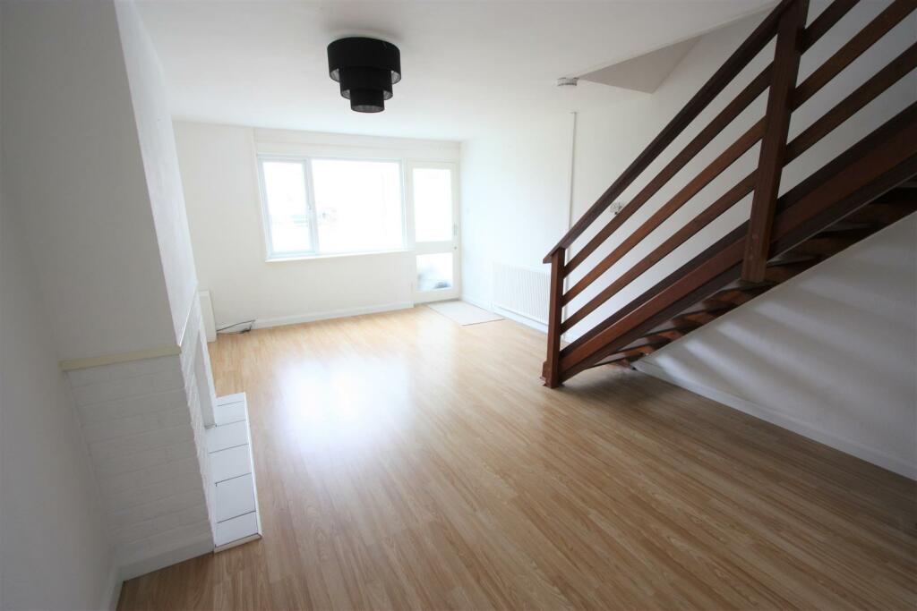 93 Pendragon Crescent Lounge