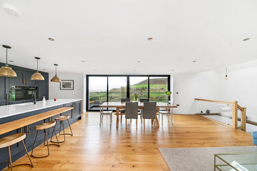 OPEN PLAN DINING KITCHEN &amp; FAMILY ROOM
