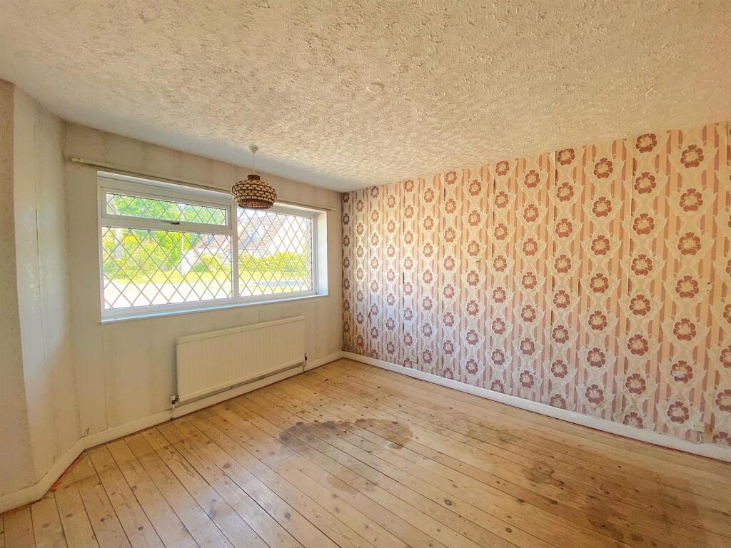 3 HAwkhurst Way - Bed1.jpg