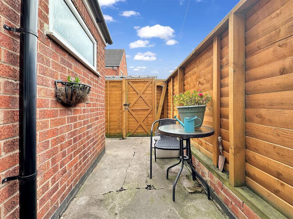 Low-Maintenance Courtyard 123